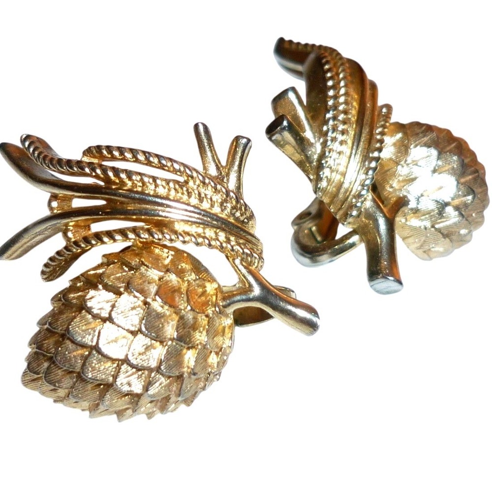 Vintage Crown Trifari Gold Tone Pinecone‎ Clip On Earrings Botanical Textured